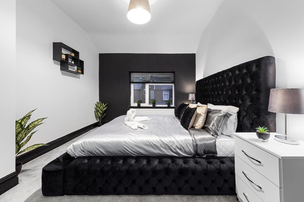 Vakantiehuis Luxury By The Sea, Beautiful 3 Bedroom House With Fast Wifi, King Bed, Lovely Garden! Blackpool's Finest Getaway Experience For Up To 8 Guests! Blackpool