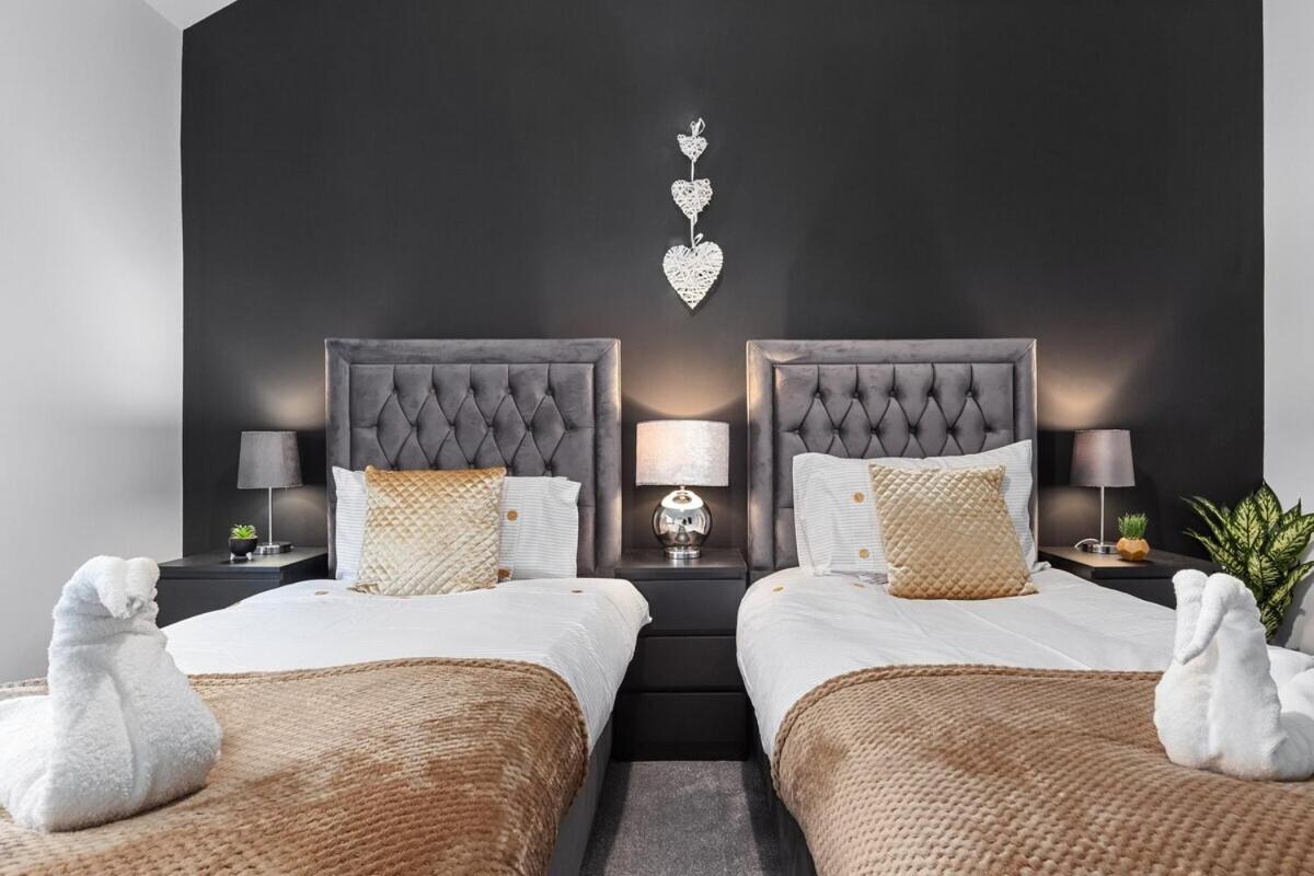 Luxury By The Sea, Beautiful 3 Bedroom House With Fast Wifi, King Bed, Lovely Garden! Blackpool's Finest Getaway Experience For Up To 8 Guests! Vakantiehuis *