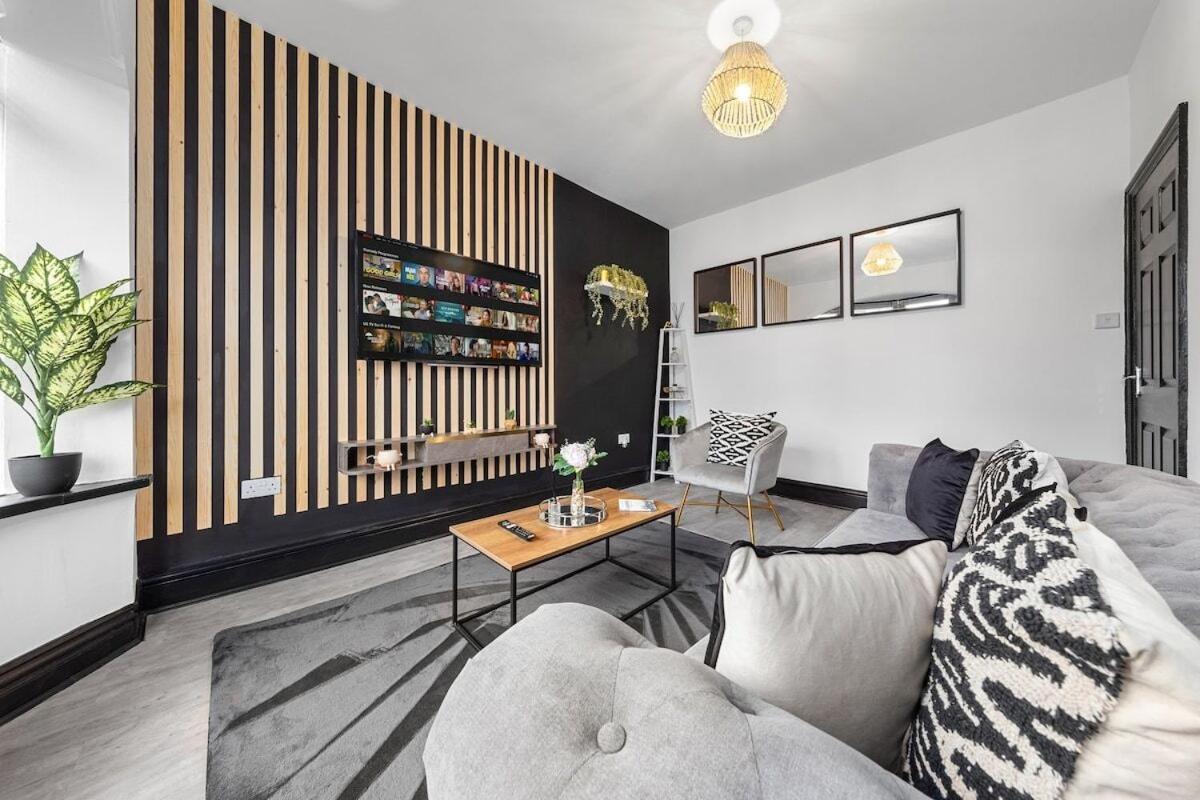 Vakantiehuis Luxury By The Sea, Beautiful 3 Bedroom House With Fast Wifi, King Bed, Lovely Garden! Blackpool's Finest Getaway Experience For Up To 8 Guests! *