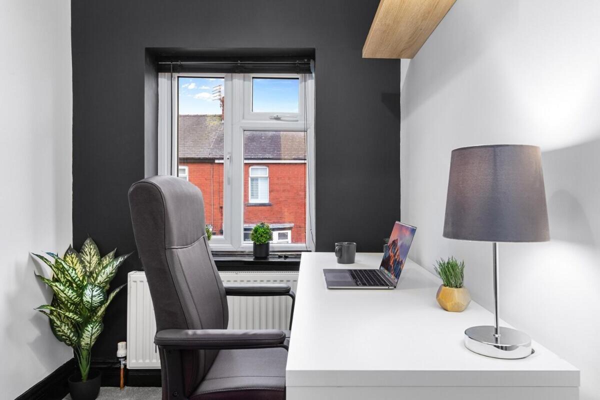 Vakantiehuis Luxury By The Sea, Beautiful 3 Bedroom House With Fast Wifi, King Bed, Lovely Garden! Blackpool's Finest Getaway Experience For Up To 8 Guests! *