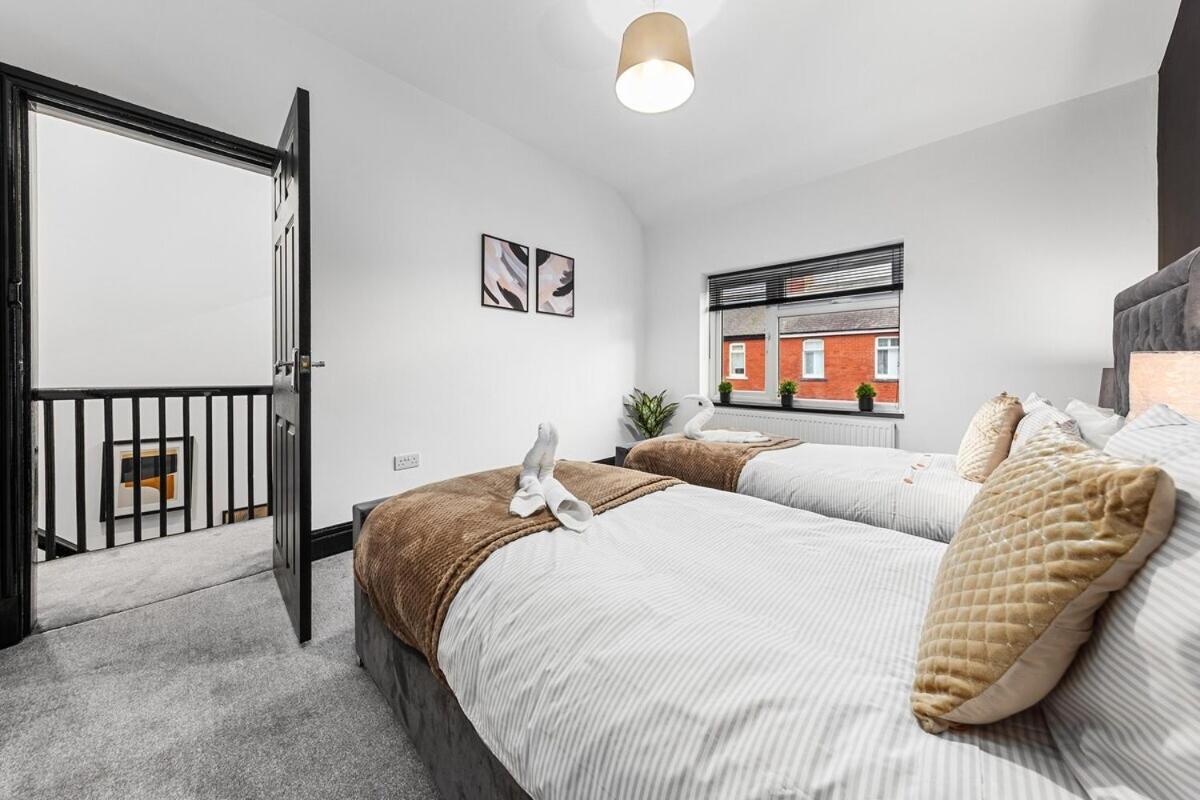Vakantiehuis Luxury By The Sea, Beautiful 3 Bedroom House With Fast Wifi, King Bed, Lovely Garden! Blackpool's Finest Getaway Experience For Up To 8 Guests! *