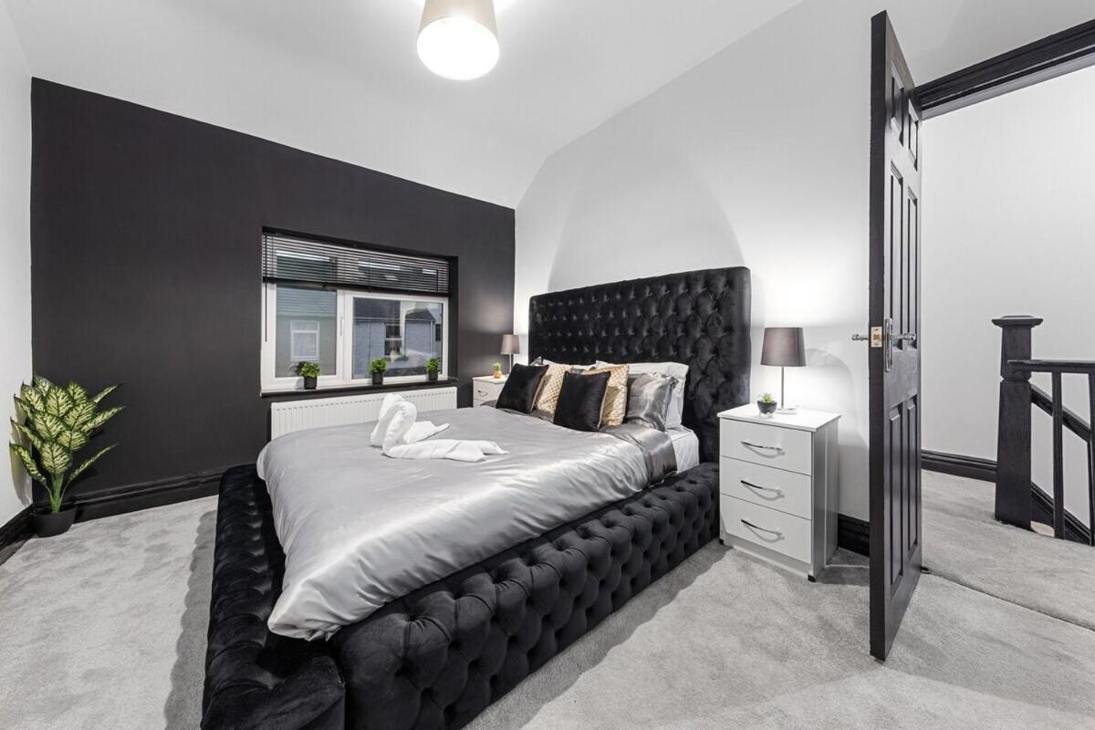 Luxury By The Sea, Beautiful 3 Bedroom House With Fast Wifi, King Bed, Lovely Garden! Blackpool's Finest Getaway Experience For Up To 8 Guests! Vakantiehuis
