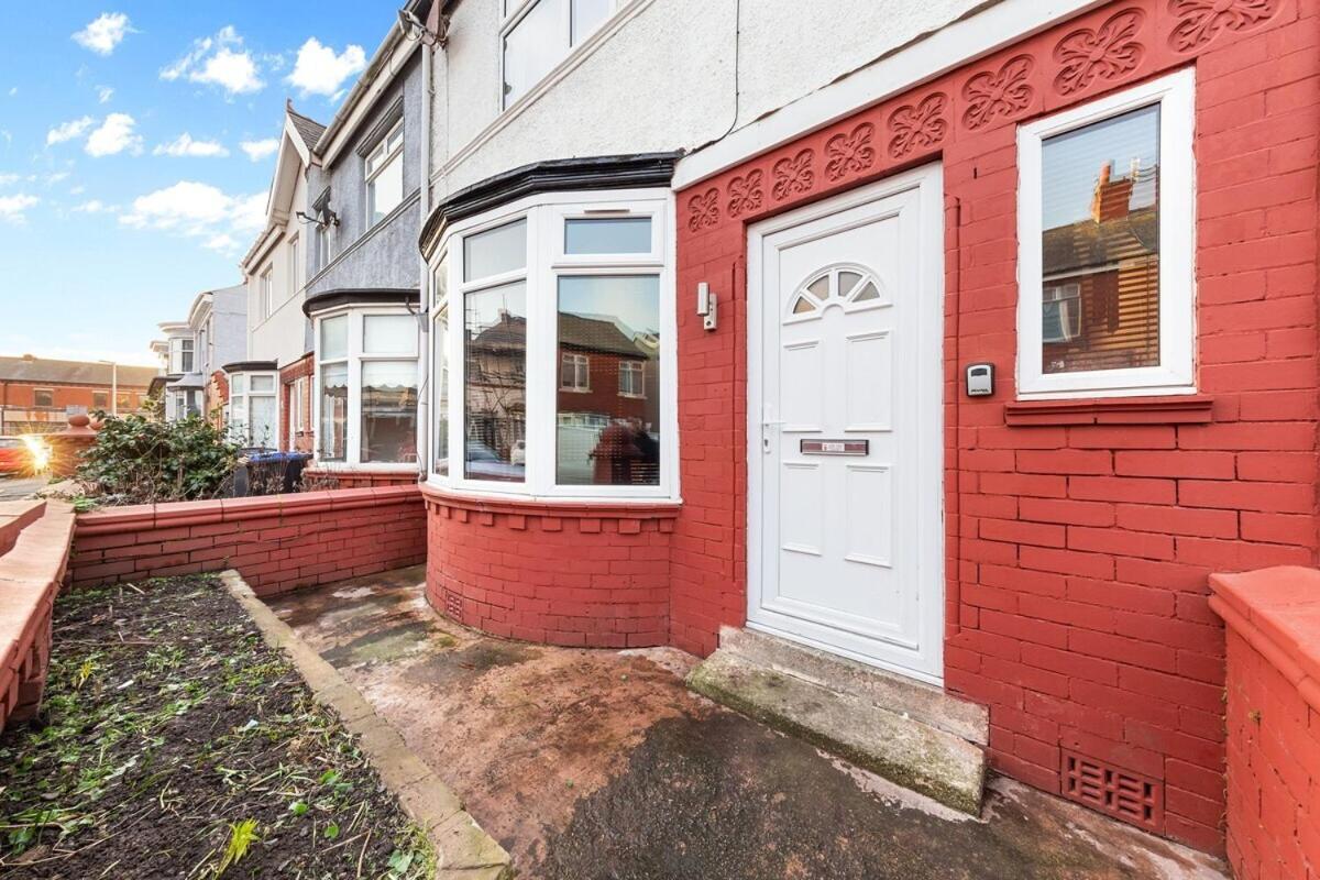Luxury By The Sea, Beautiful 3 Bedroom House With Fast Wifi, King Bed, Lovely Garden! Blackpool's Finest Getaway Experience For Up To 8 Guests! Vakantiehuis *