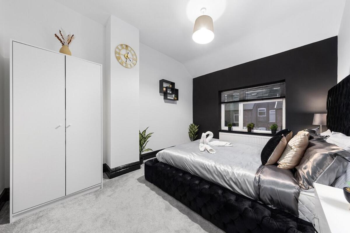 Vakantiehuis Luxury By The Sea, Beautiful 3 Bedroom House With Fast Wifi, King Bed, Lovely Garden! Blackpool's Finest Getaway Experience For Up To 8 Guests!