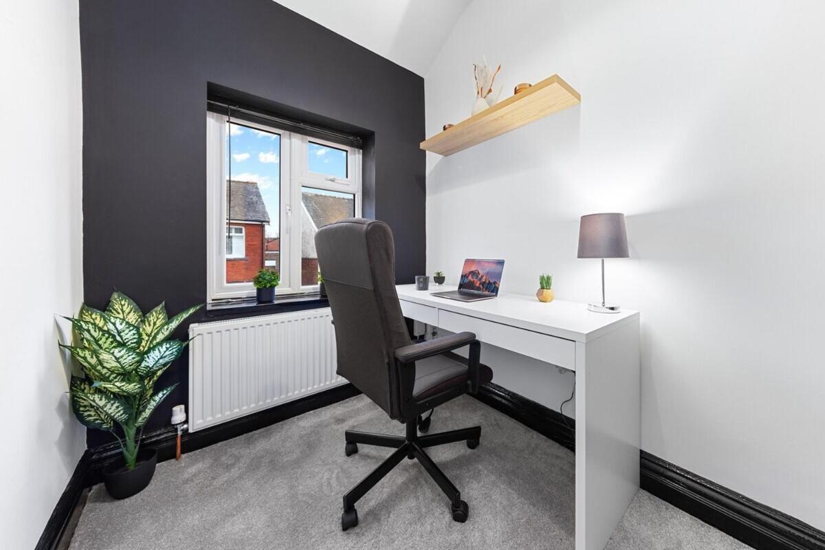 Luxury By The Sea, Beautiful 3 Bedroom House With Fast Wifi, King Bed, Lovely Garden! Blackpool's Finest Getaway Experience For Up To 8 Guests! Vakantiehuis *