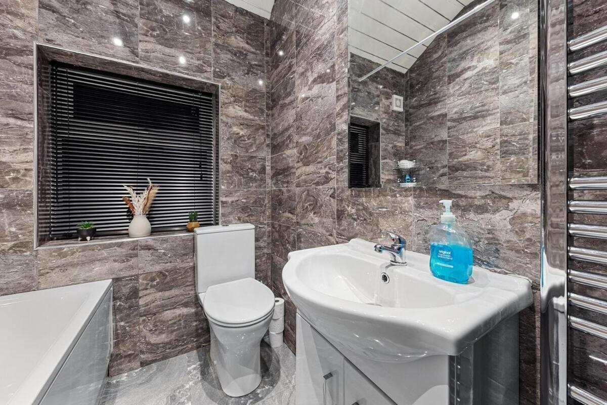 Vakantiehuis Luxury By The Sea, Beautiful 3 Bedroom House With Fast Wifi, King Bed, Lovely Garden! Blackpool's Finest Getaway Experience For Up To 8 Guests! Blackpool