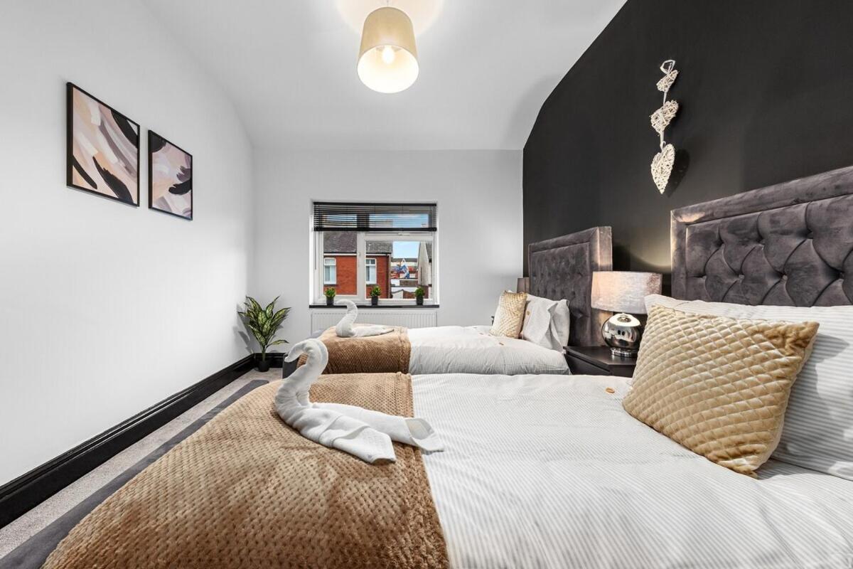 Luxury By The Sea, Beautiful 3 Bedroom House With Fast Wifi, King Bed, Lovely Garden! Blackpool's Finest Getaway Experience For Up To 8 Guests! Vakantiehuis