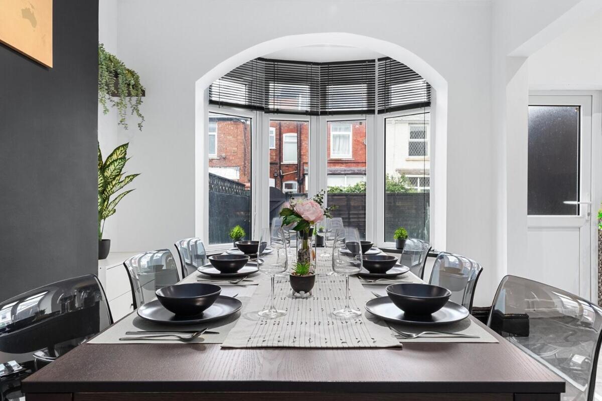 Luxury By The Sea, Beautiful 3 Bedroom House With Fast Wifi, King Bed, Lovely Garden! Blackpool's Finest Getaway Experience For Up To 8 Guests! Vakantiehuis *