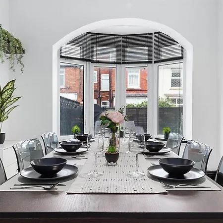 Luxury By The Sea, Beautiful 3 Bedroom House With Fast Wifi, King Bed, Lovely Garden! Blackpool'S Finest Getaway Experience For Up To 8 Guests! Exterior photo