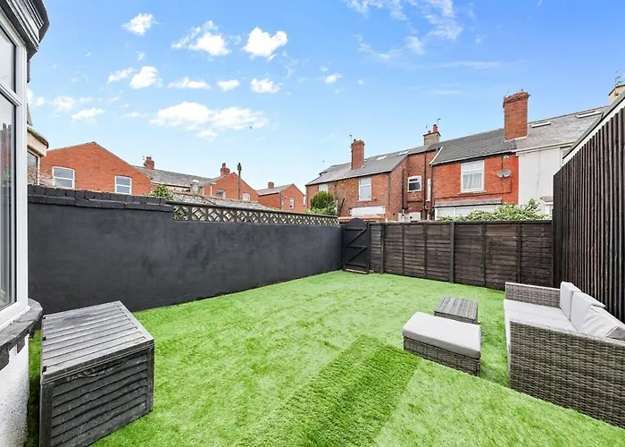 Luxury By The Sea, Beautiful 3 Bedroom House With Fast Wifi, King Bed, Lovely Garden! Blackpool\'S Finest Getaway Experience For Up To 8 Guests!