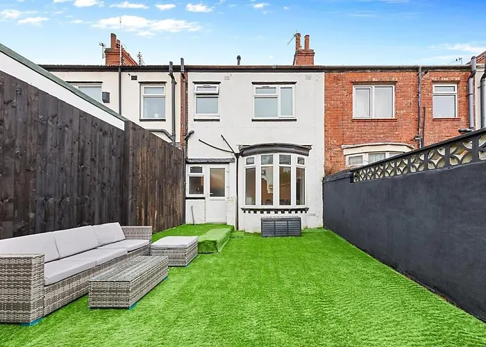 Luxury By The Sea, Beautiful 3 Bedroom House With Fast Wifi, King Bed, Lovely Garden! Blackpool\'S Finest Getaway Experience For Up To 8 Guests!