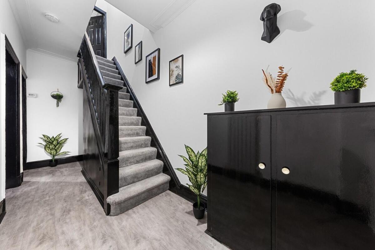 Luxury By The Sea, Beautiful 3 Bedroom House With Fast Wifi, King Bed, Lovely Garden! Blackpool's Finest Getaway Experience For Up To 8 Guests! Blackpool