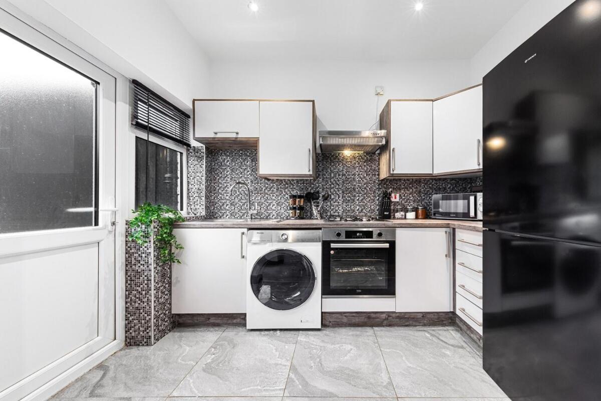 Luxury By The Sea, Beautiful 3 Bedroom House With Fast Wifi, King Bed, Lovely Garden! Blackpool's Finest Getaway Experience For Up To 8 Guests!