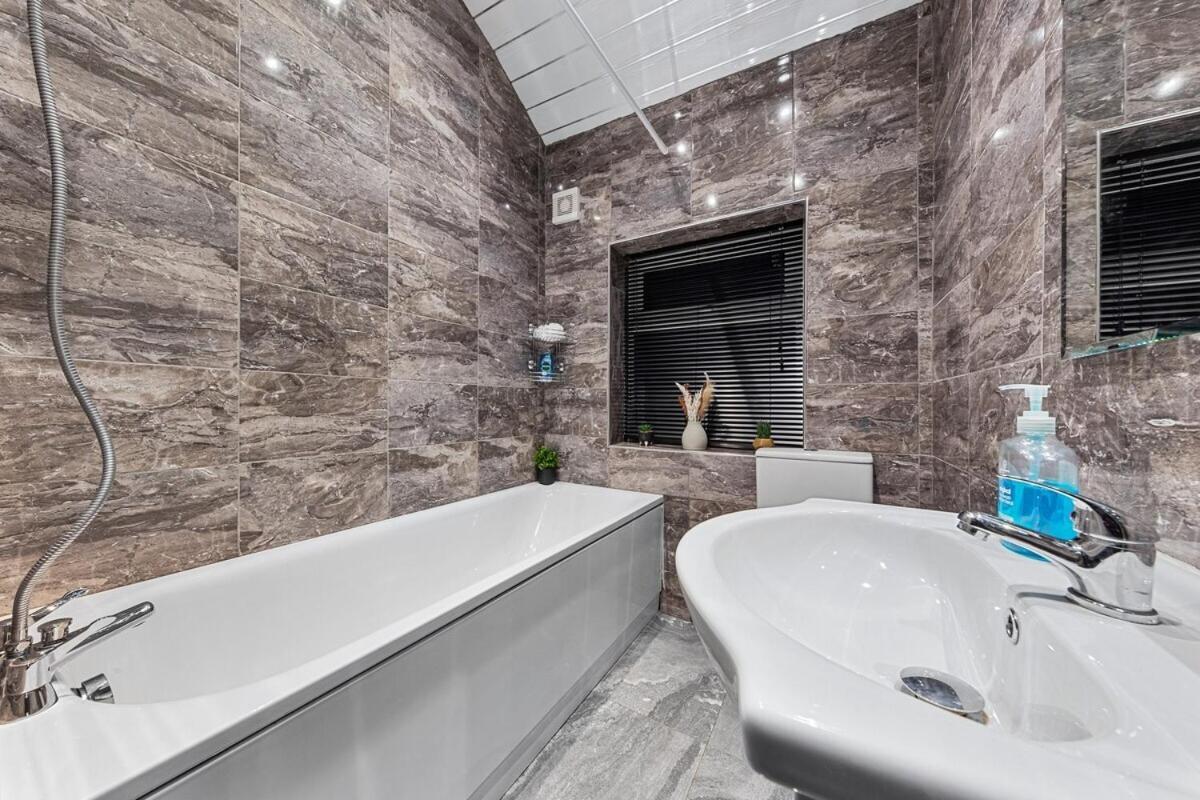 Luxury By The Sea, Beautiful 3 Bedroom House With Fast Wifi, King Bed, Lovely Garden! Blackpool's Finest Getaway Experience For Up To 8 Guests! Holiday home *