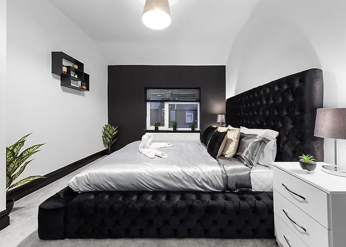 Luxury By The Sea, Beautiful 3 Bedroom House With Fast Wifi, King Bed, Lovely Garden! Blackpool\'S Finest Getaway Experience For Up To 8 Guests!